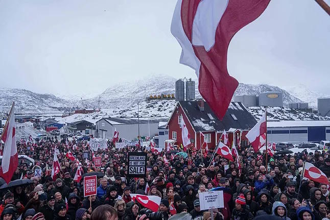 People protest against Donald Trump's strategy towards Greenland.
