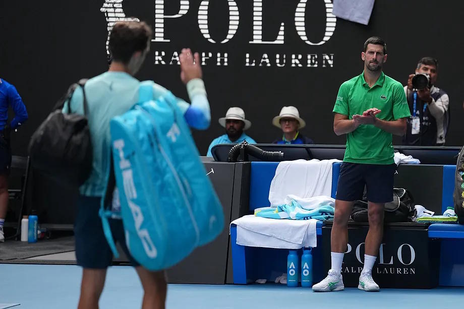 Djokovic applauds Musetti after his withdrawal.