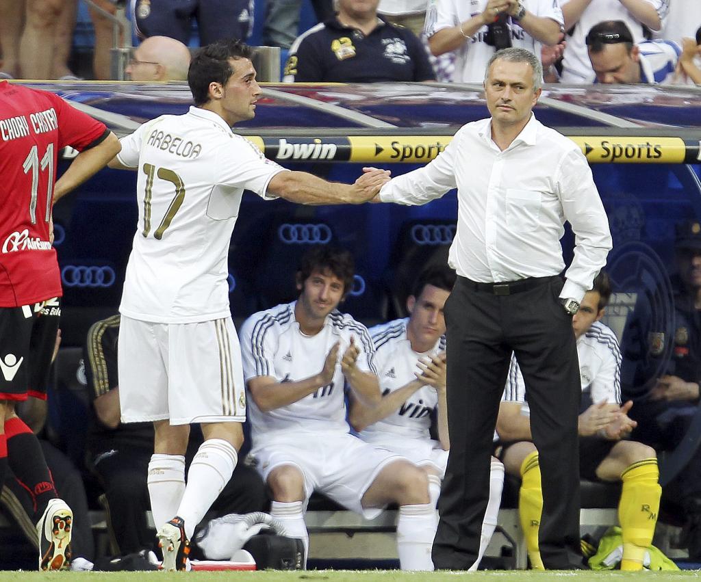 Arbeloa and Mourinho during a Real Madrid football match.