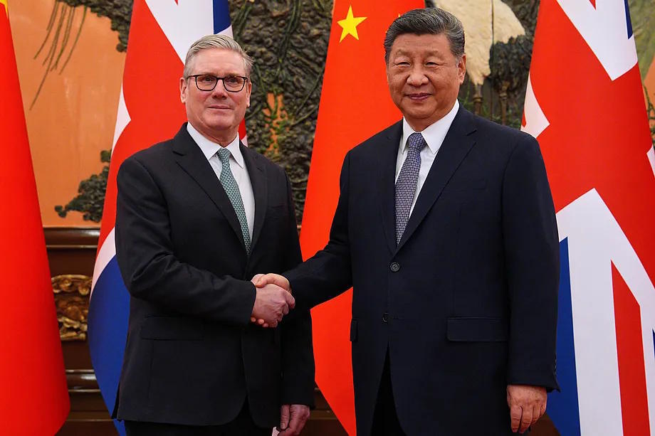 The UK Prime Minister, Keir Starmer, shakes hands with Xi Jinping.
