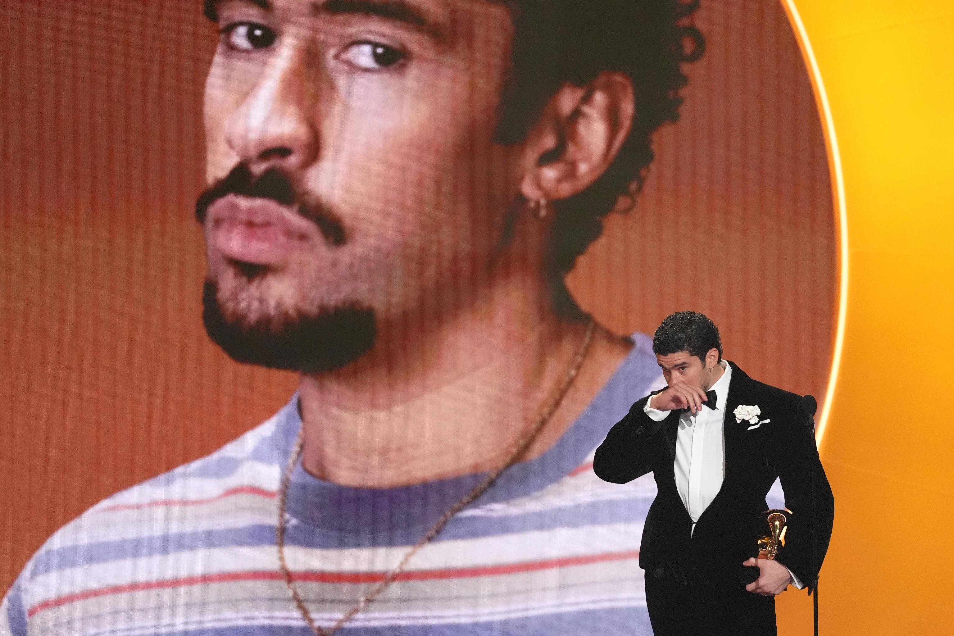 Bad Bunny accepts the award for album of the year for "Deb� Tirar M�s Fotos".