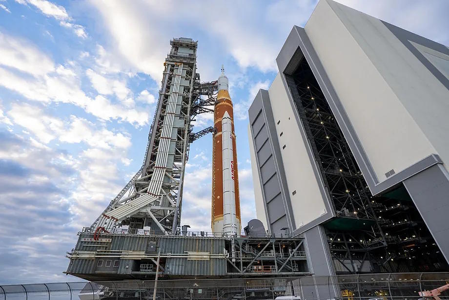The 'SLS' rocket with the 'Orion' spacecraft assembled, leaving the Vehicle Assembly Building.