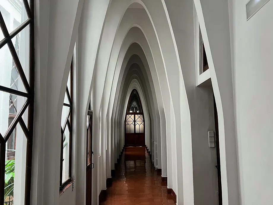 Gallery of parabolic arches at the Teresianas school.
