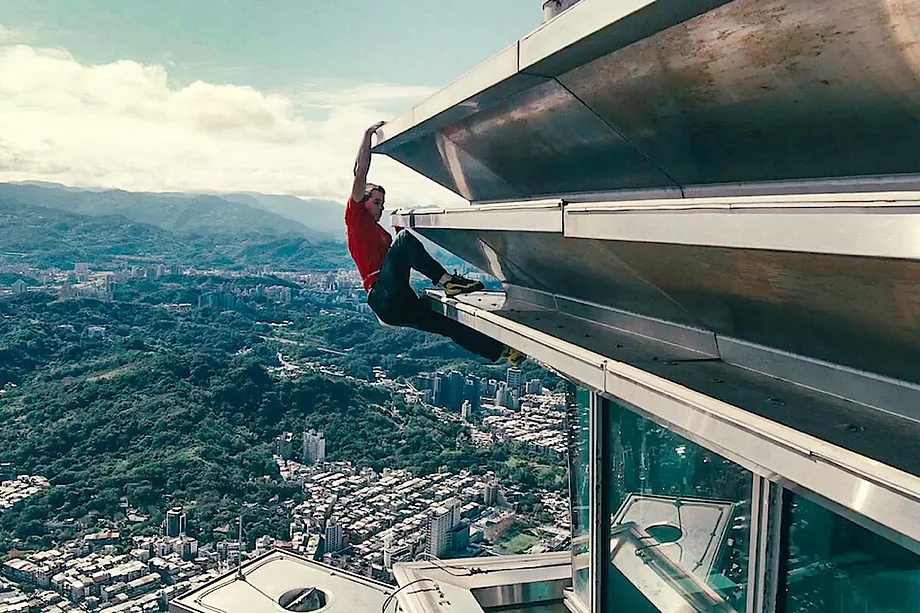 Honnold during his ascent of Taipei 101.