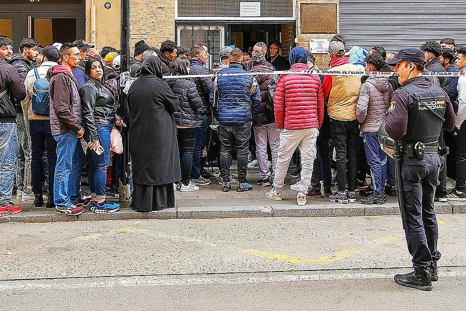 Hundreds of Algerians gather at the Consulate in Alicante.