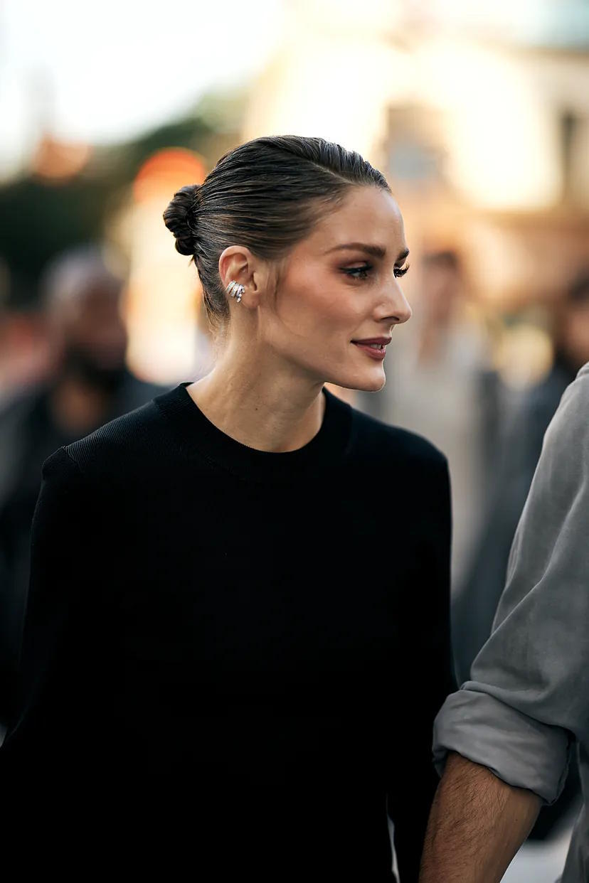 Low bun and styling product: this is how Olivia Palermo keeps her hair intact, rain and windproof.