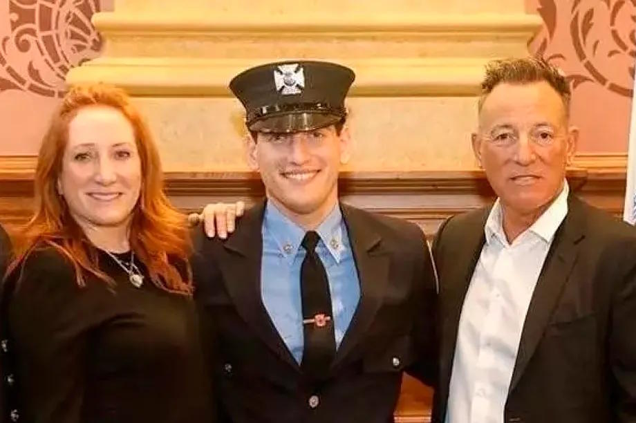 Sam, between his mother, Patti Scialfa, and his father, Bruce Springsteen.