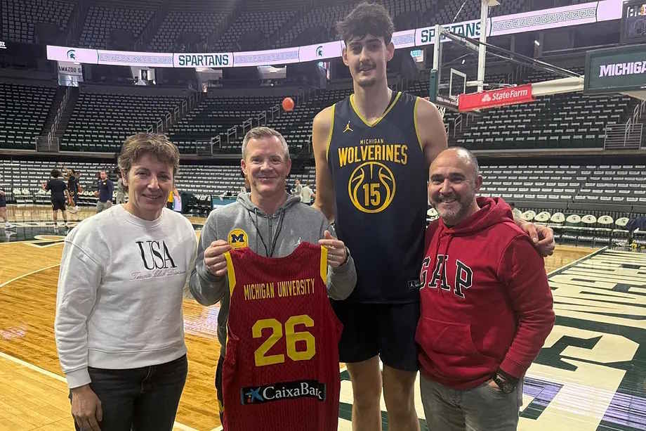 Elisa Aguilar and Chus Mateo, alongside Aday Mara and her coach in Michigan, Dusty May