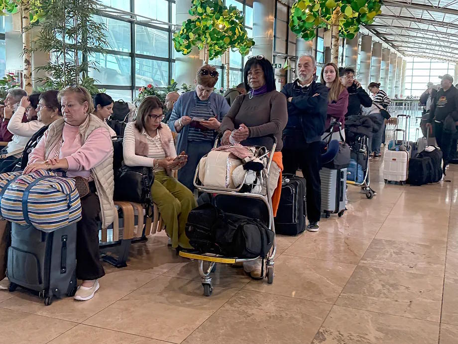 A group of Venezuelans waiting to board the plane that will take them to Venezuela.