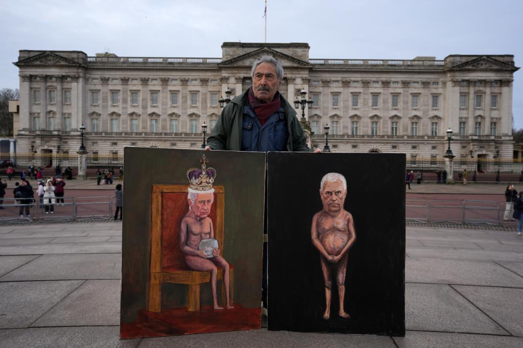 Artist Kaya Mar sposes with the newest edition of his paintings for the media in front of Buckingham Palace