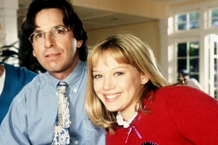 Robert Carradine and Hilary Duff in a scene from the legendary series.