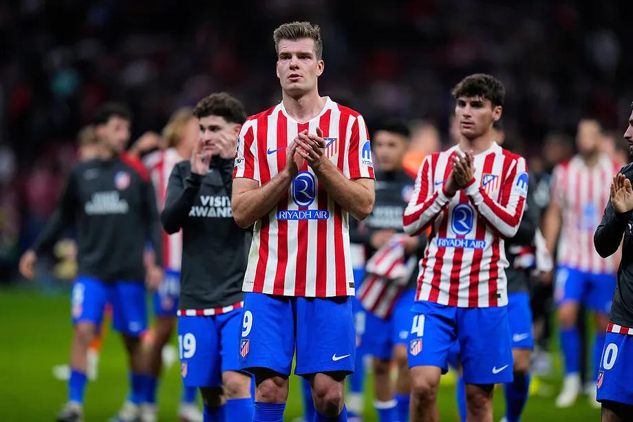 Sorloth celebrates with the fans the qualification to the round of 16.
