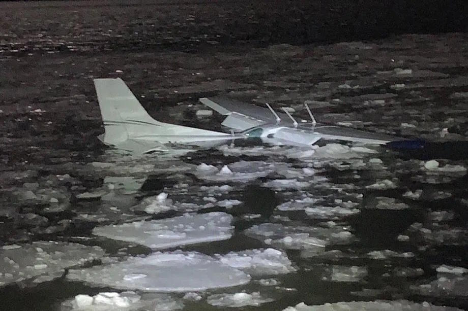 The Cessna plane, in the icy waters of the Hudson, in New York.