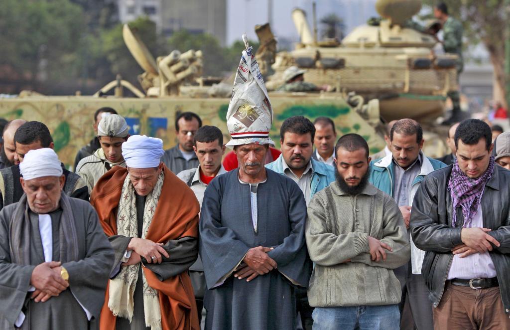 Muslims and Christians pray together in Cairo's Tahrir Square