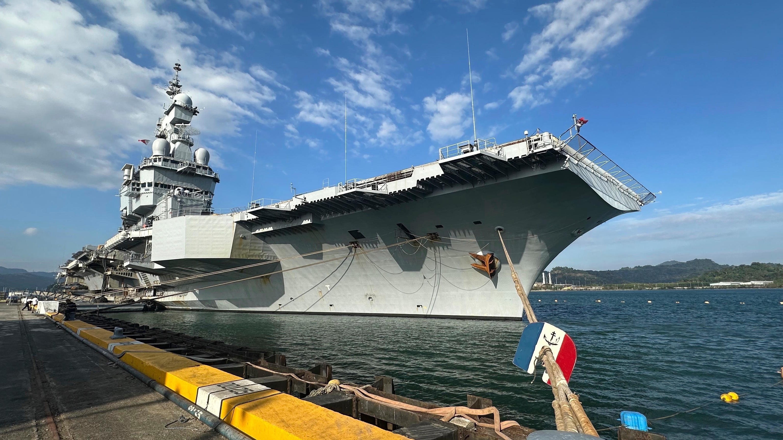 The French aircraft carrier Charles de Gaulle, in the port of Subic Bay.