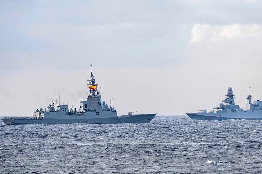 The frigate Cristobal Col�n, upon arrival at the naval group led by the French aircraft carrier Charles de Gaulle.