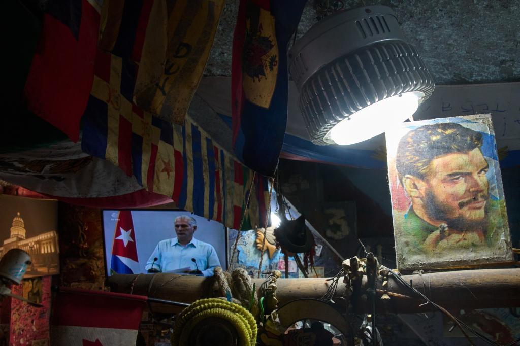 An image of Cuban revolutionary hero Ernesto "Che" Guevara next to a television screen showing Cuban President Miguel Díaz-Canel