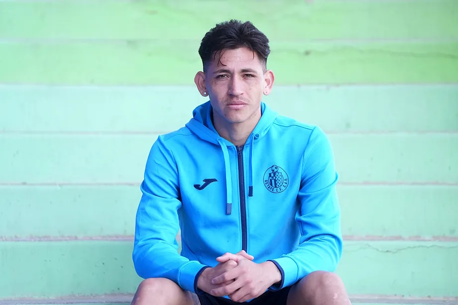 Vázquez, on some stairs of the Coliseum.