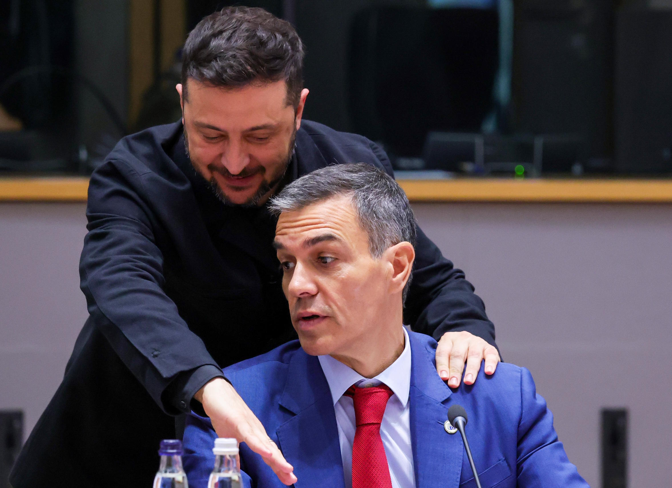 Zelenskyy, left, speaks with Spain's Prime Minister Pedro Sanchez.