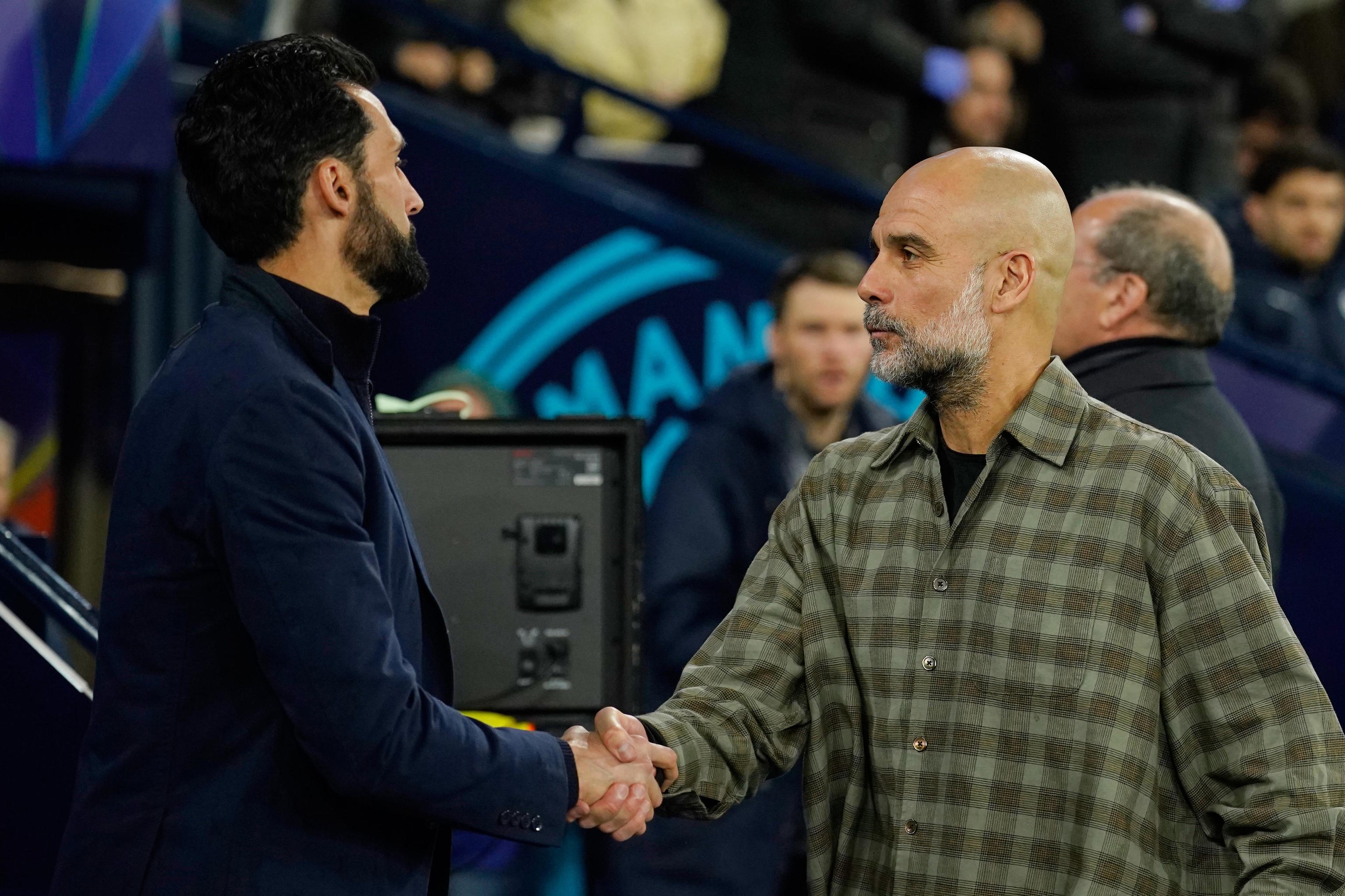 Arbeloa greets Pep Guardiola.