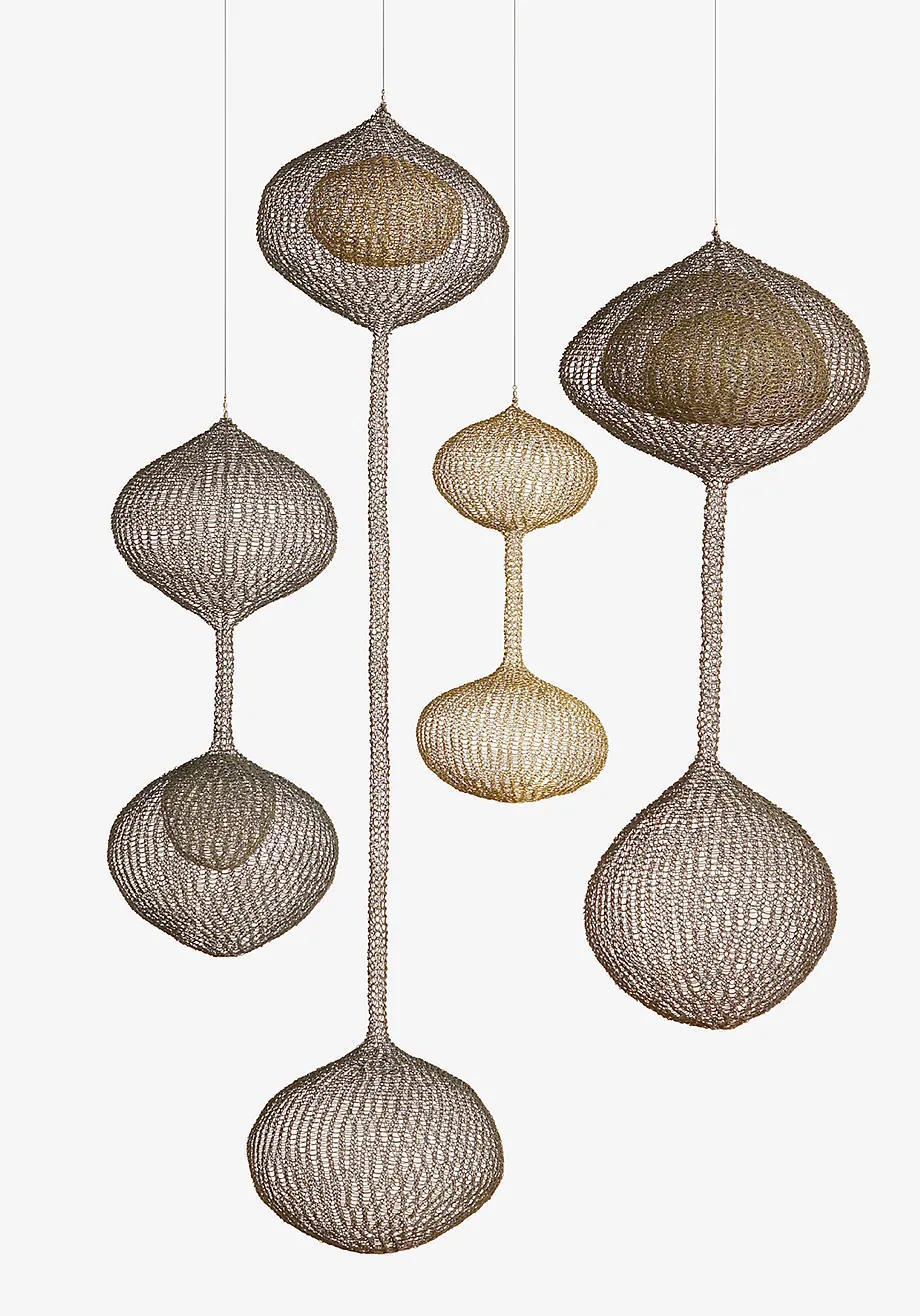 Hanging wire sculptures with two lobes, from 1961.