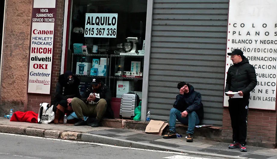 Foreign individuals queuing to enter the Algerian consulate.