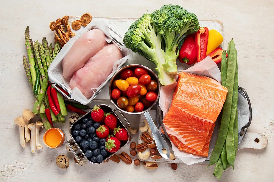 Plenty of fruit and vegetables, with different colors and textures, and healthy proteins, such as fish and lean meats