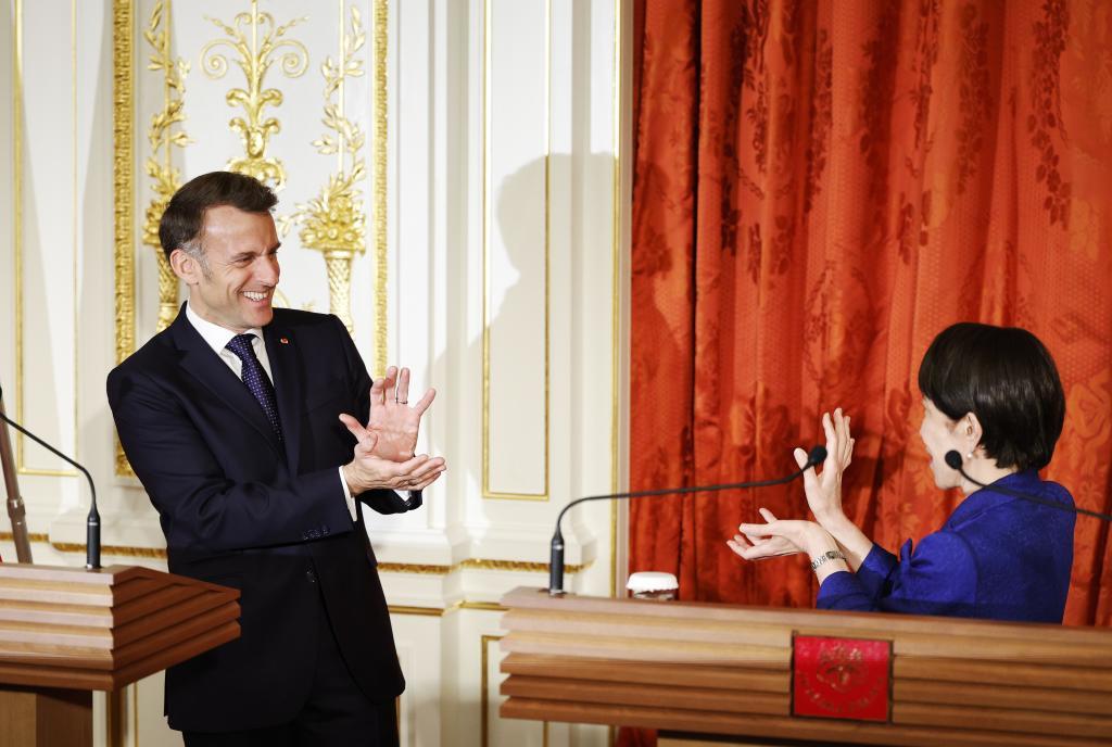 French President Emmanuel Macron (L) and Japanese Prime Minister Sanae Takaichi