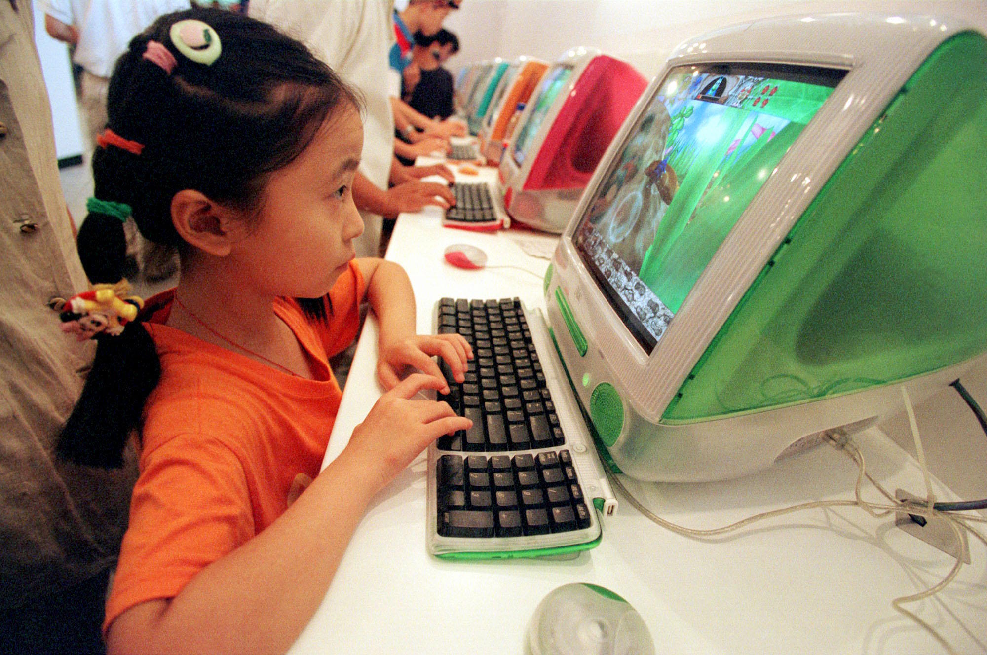 A Chinese girl learns with a computer.