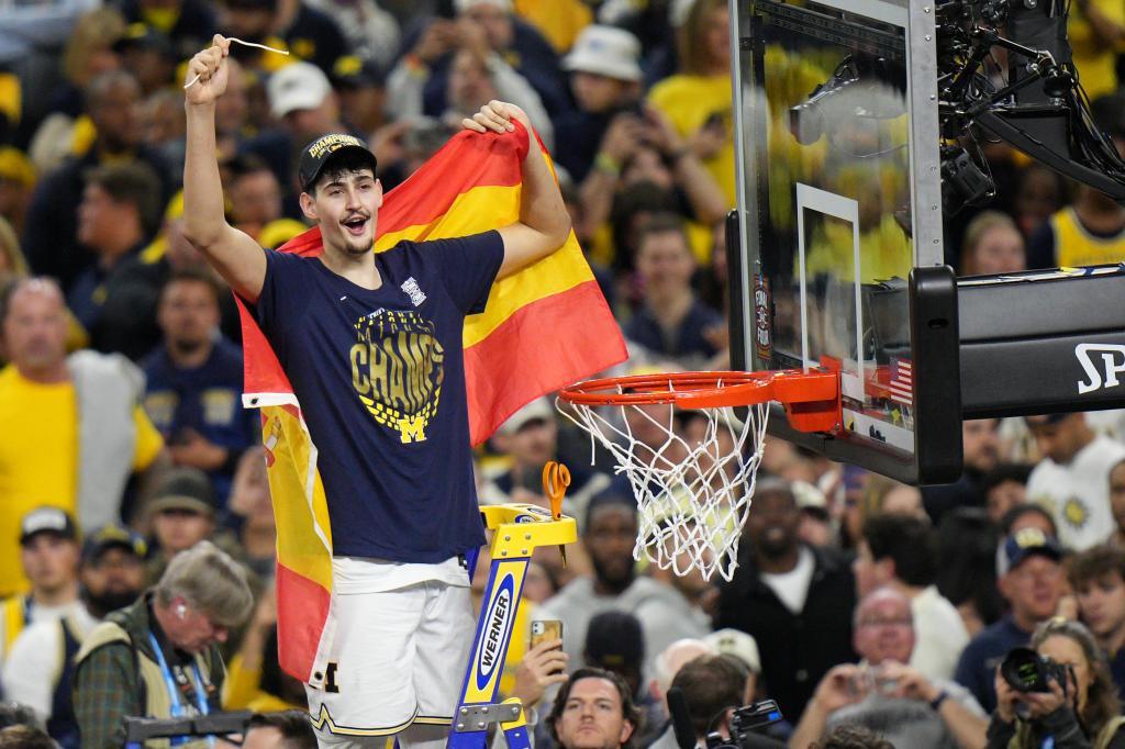 Aday Mara celebrates the NCAA title.