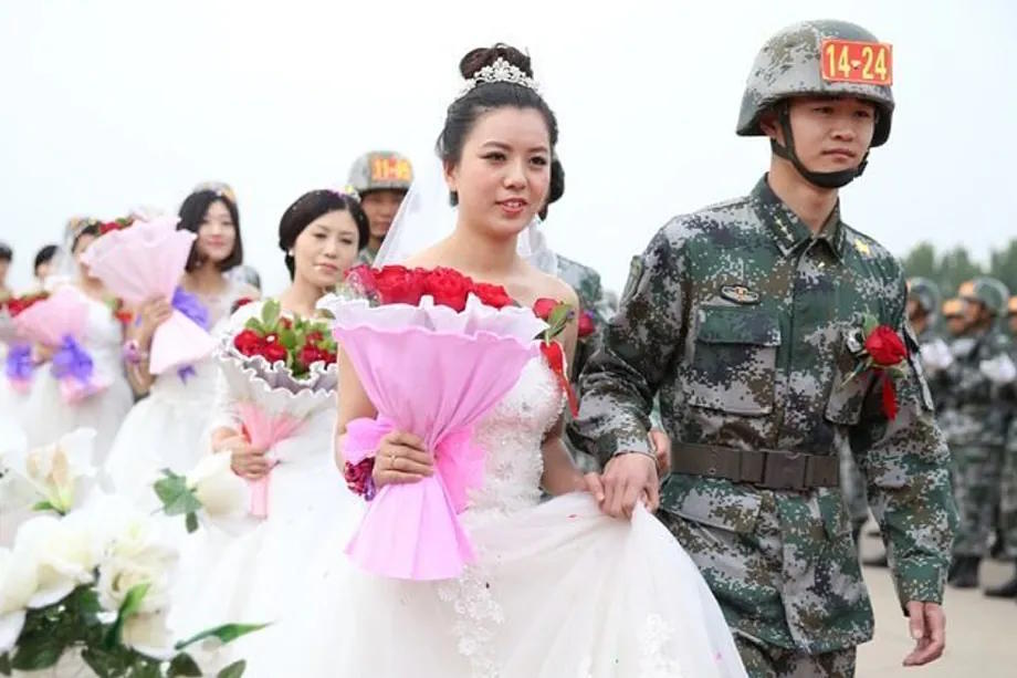 Group wedding in the Chinese army.