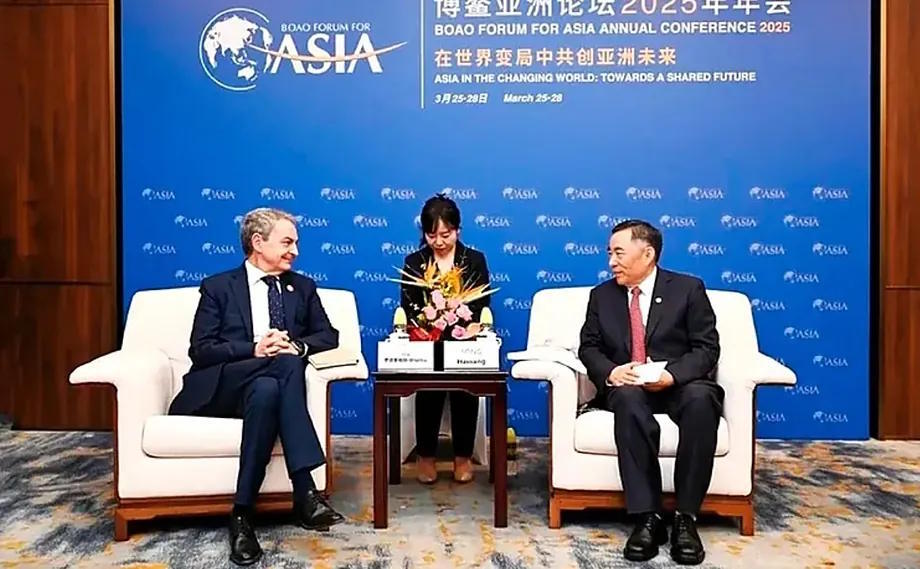 Former President Zapatero participating in a forum in China.