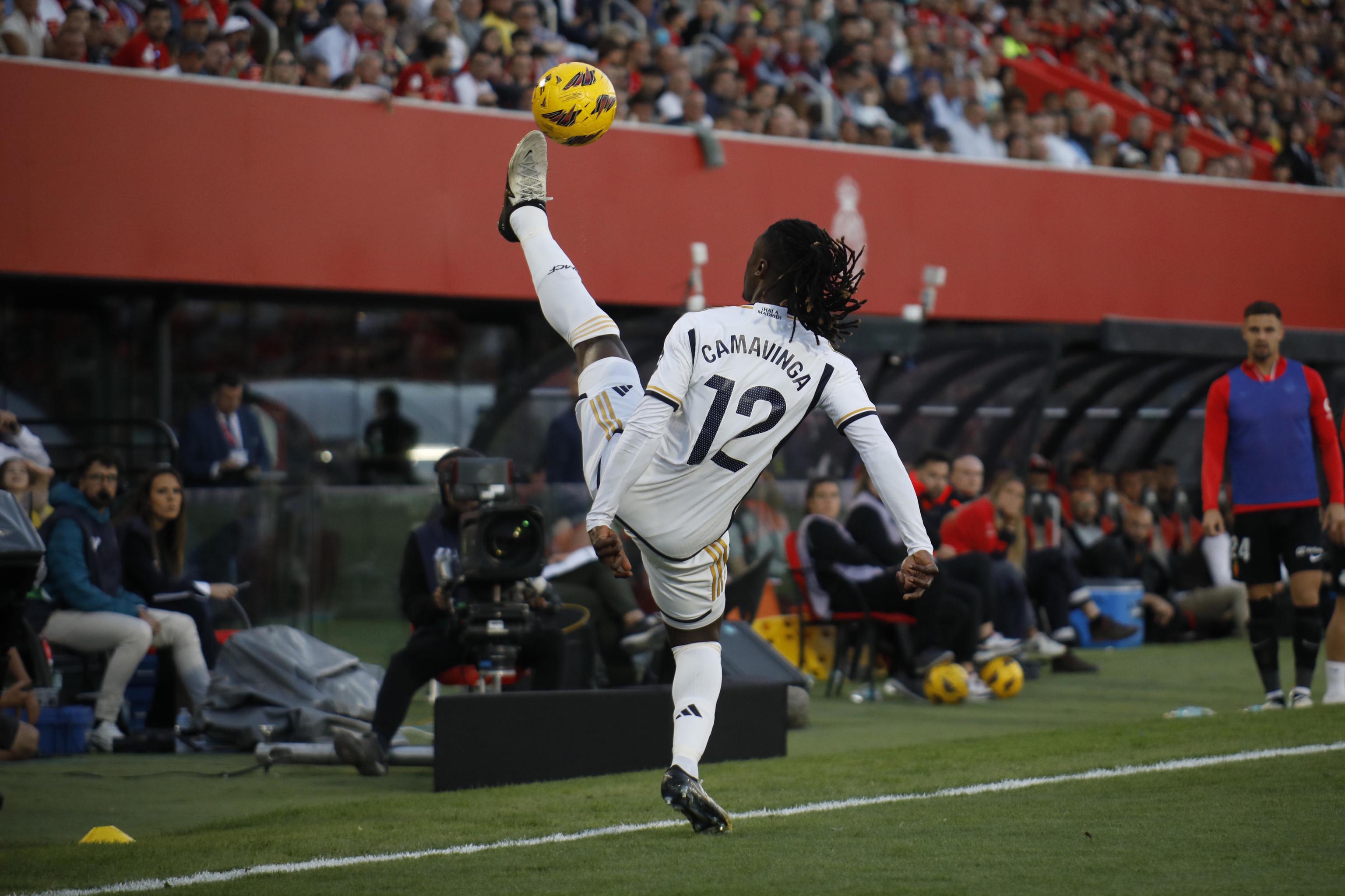 Real Madrid's Eduardo Camavinga controls the ball.