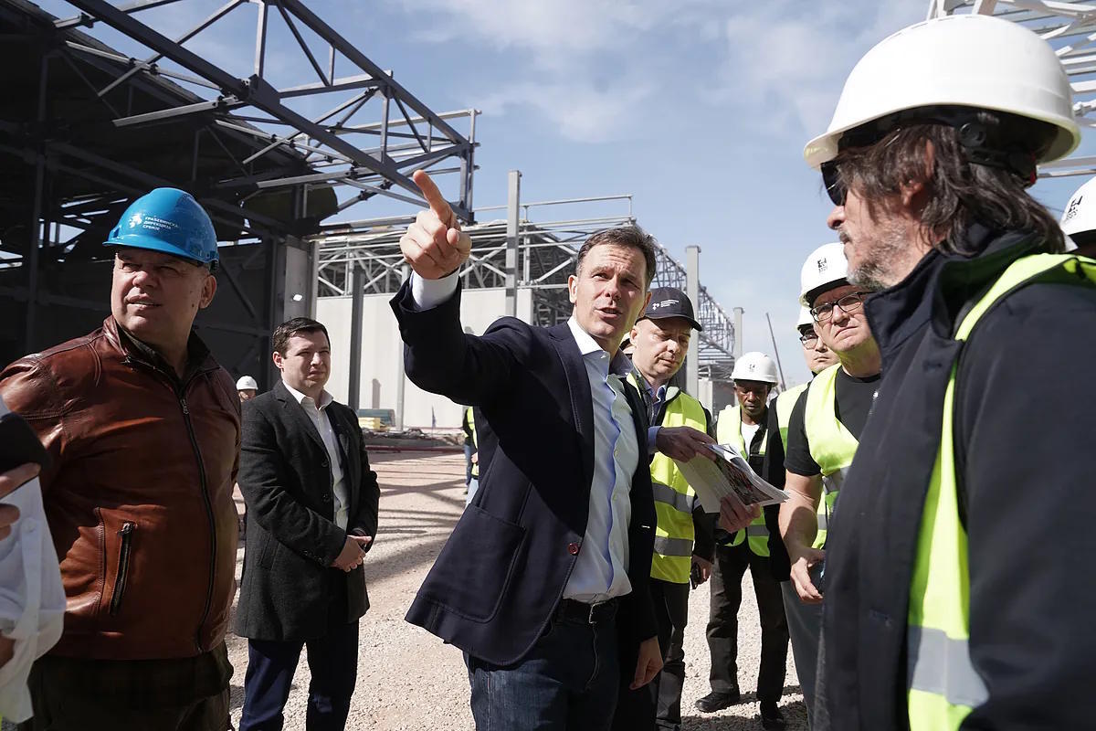 Serbian Deputy Prime Minister, Sinisa Mali, shows the Expo works to a group of international journalists.