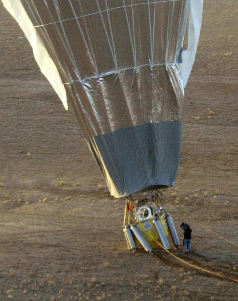 Millionaire Steve Fossett's balloon lands at Darhum Downs