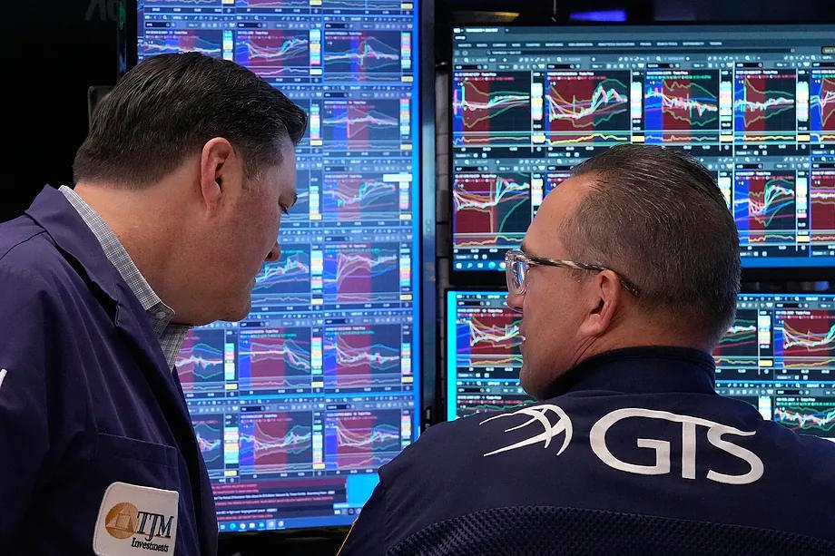 Terrance McCauley (left) and specialist Anthony Matesic speak at the NY Stock Exchange.