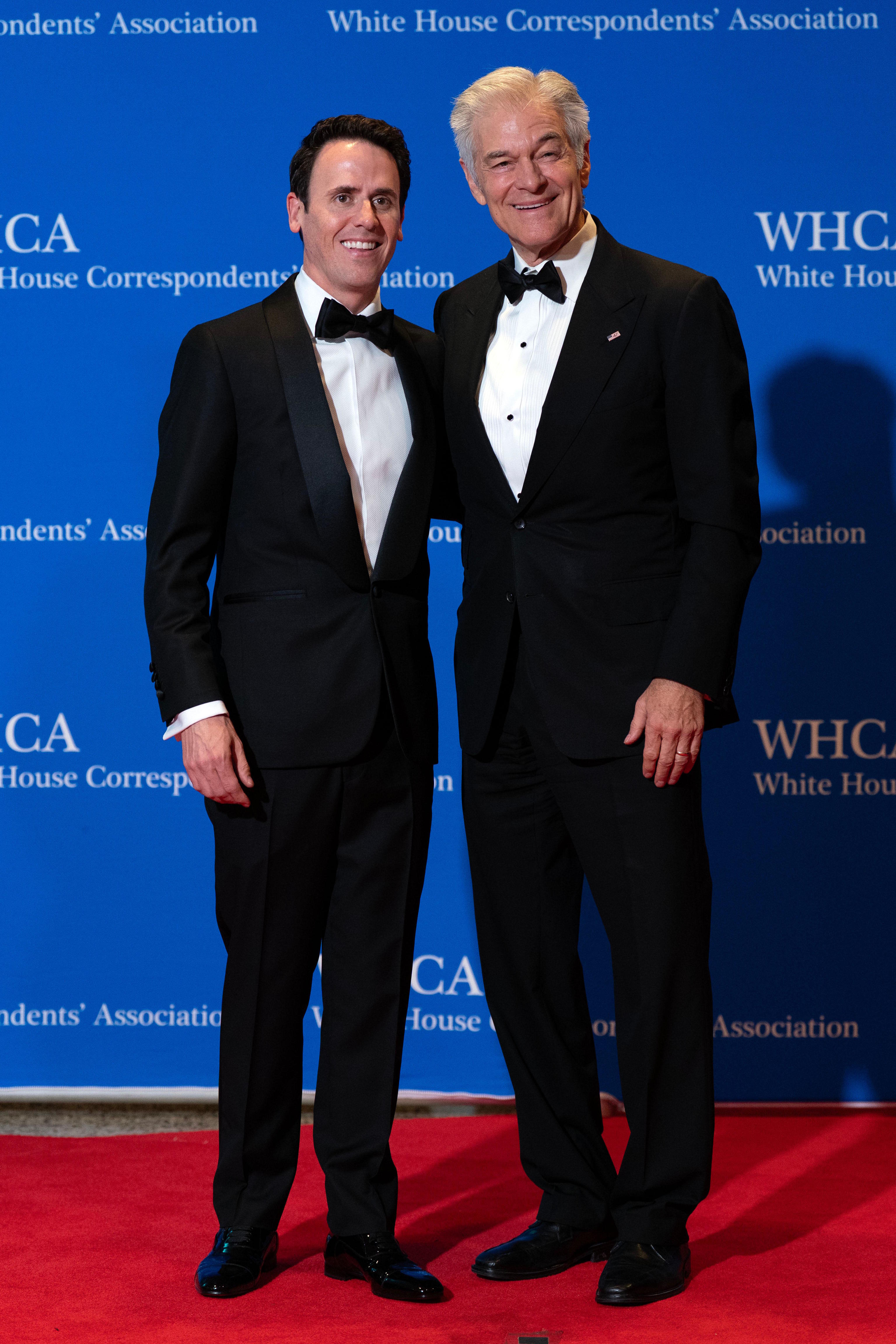 Oz Pearlman and Mehmet Oz pose for photographers.