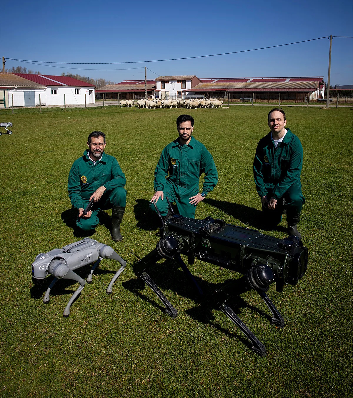 Professor Vicente Matell�n and former students Luis Prieto and Sergio S�nchez, along with Tuercas and Sult�n (with Ruedines in the background), at the experimental farm of the University of Le�n.