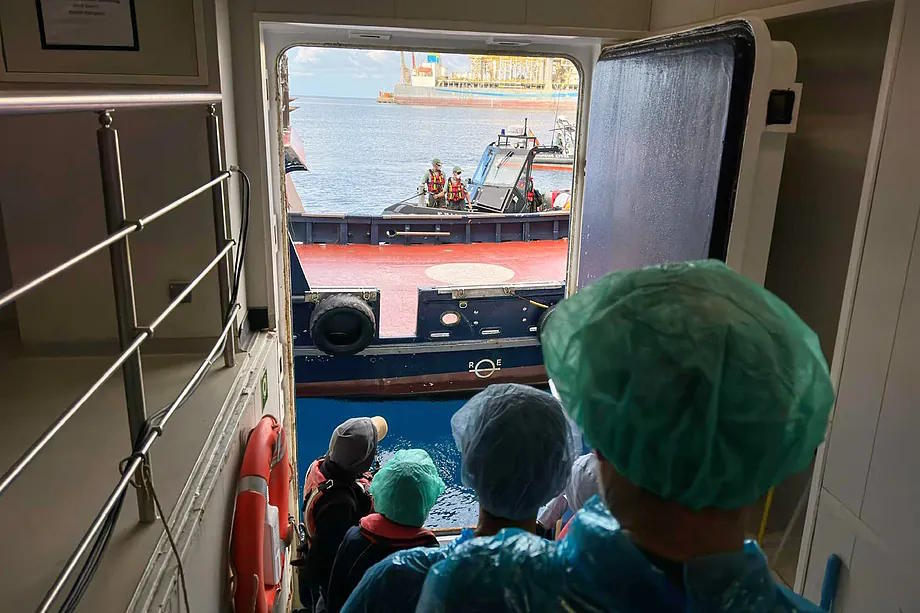Disembarkation of passengers from the MV Hondius cruise ship in Tenerife.