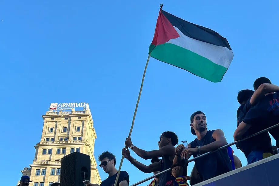 Lamine Yamal, with a Palestinian flag.