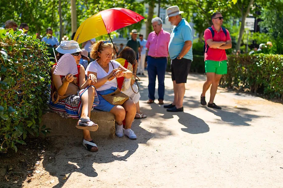 Tourists seek refuge from high temperatures in downtown Madrid during one of the heatwaves that hit Spain last summer.