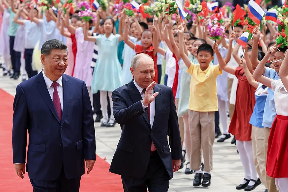 Xi Jinping and Vladimir Putin during the welcome ceremony for the Russian leader