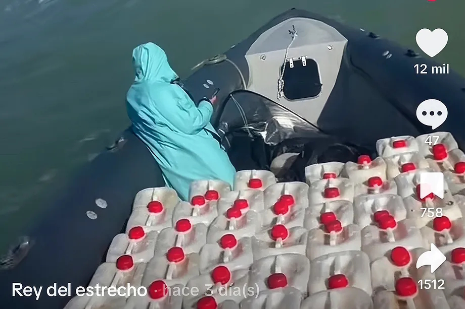 A "petaquero" is pictured alongside numerous fuel canisters whilst driving a motorboat. The image was recently posted on a TikTok account called "Rey del Estrecho". EL MUNDO