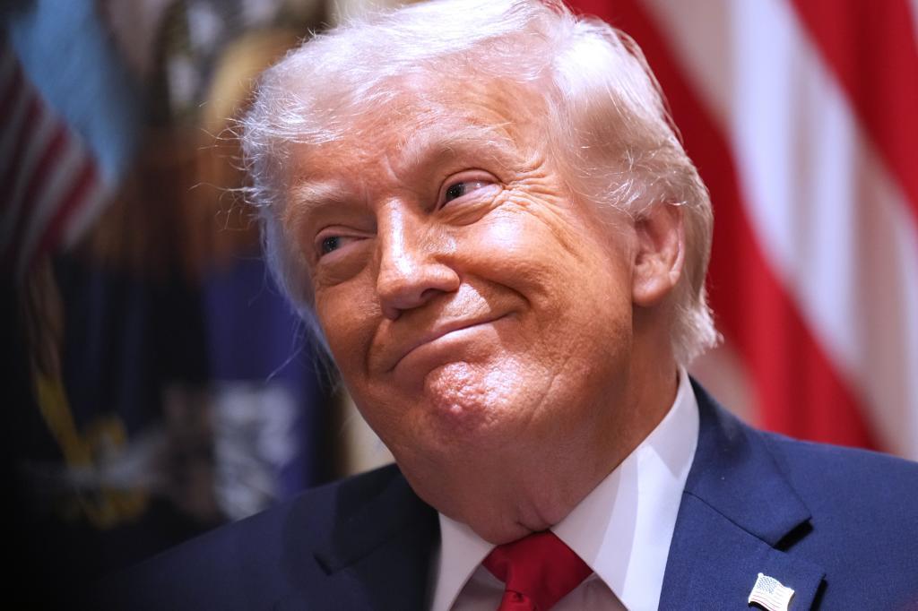 In a tense appearance before his cabinet, Trump was firm in stating that "no one will control the strait" and issued a direct warning to Oman, a country with which the U.S. has historical ties: they must behave according to international norms or Washington will have to "blow them out of the water".
This diplomatic clash comes after Iranian state television aired a supposed draft that would restore maritime trade to pre-war levels in less than a month. The leaked document proposed that the U.S. government lift the blockade on Iranian ports and withdraw its military forces from the area in exchange for shared management of the waterway. The White House has dismissed this information as a "complete fabrication," reaffirming that it will not allow any nation to take control of these international waters, crucial for the transit of a fifth of the world's oil and gas.
From Iran, Ebrahim Azizi, head of the parliament's national security committee, responded by labeling Trump's words as mere "rhetoric" stemming from a strategic stalemate. Iran insists on its authority over the strait and its right to uranium enrichment, while Secretary of State Marco Rubio has declared that Iran "will never have a nuclear weapon".
The war, which began on February 28, has resulted in thousands of deaths and a massive escalation in energy prices. Traffic through Hormuz has dramatically plummeted; only 23 commercial vessels crossed under Iranian permission on the last day, a negligible number compared to the previous 140 daily ships before the conflict. Pressured by the growing unpopularity of the war ahead of the upcoming midterm elections, Trump has unsuccessfully tried to persuade Arab allies such as Saudi Arabia or Egypt to join the Abraham Accords as part of the final negotiation.
