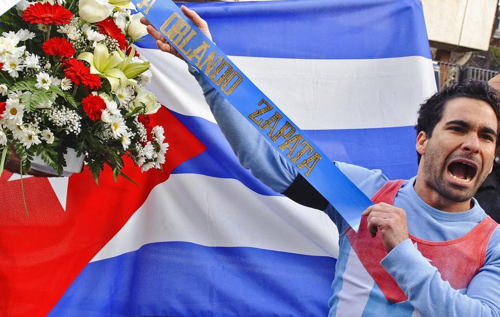 A Cuban exile protests against Castro with a wreath in memory of dissident Orlando Zapata Tamayo
