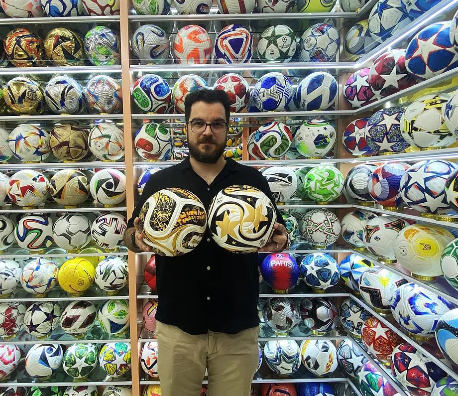 Purchasing agent Jaime Horvilleur at the Yiwu market.
