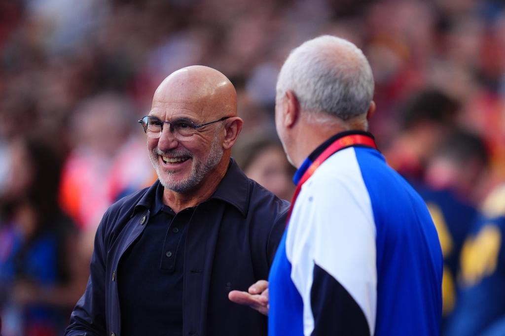 Spain's coach Luis De La Fuente greets Iraq's Graham Arnold
