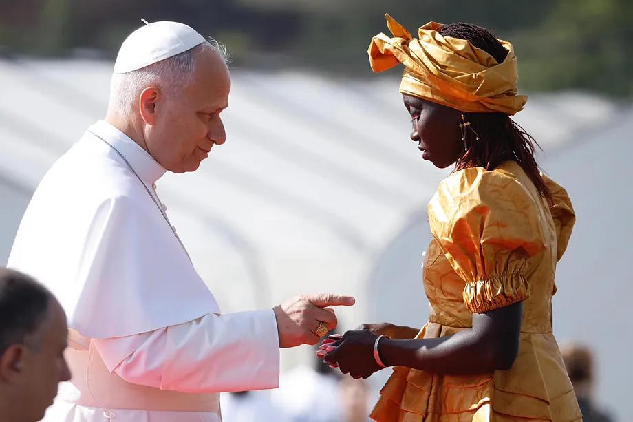 The Pope greets Bousso, a Nigerian woman who arrived in Tenerife on a makeshift boat, at the Las Raíces Reception Center.