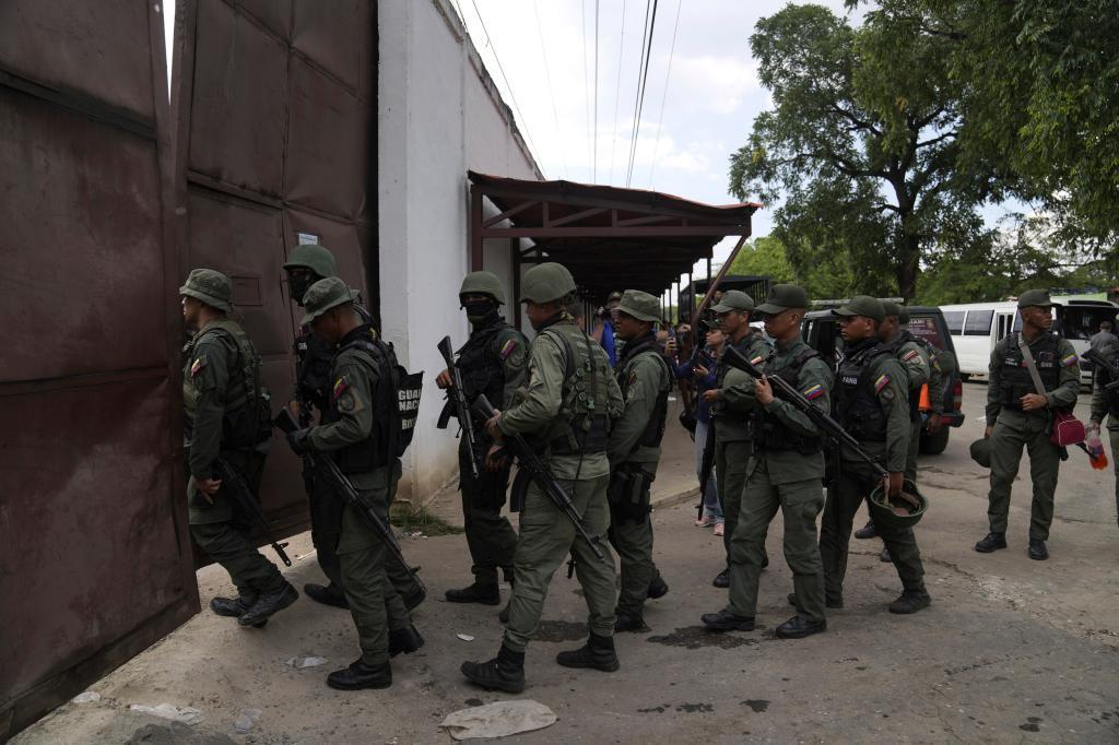 Soldiers raid the Tocor�n Penitentiary Center.