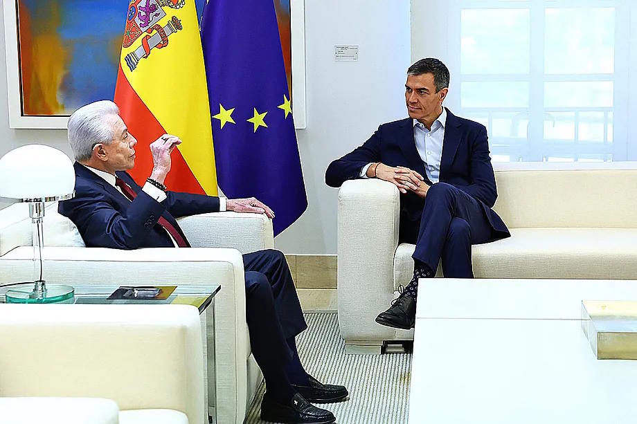 The President of the Government, Pedro Sánchez, alongside Benjamín León Jr. at the La Moncloa complex this Wednesday.
